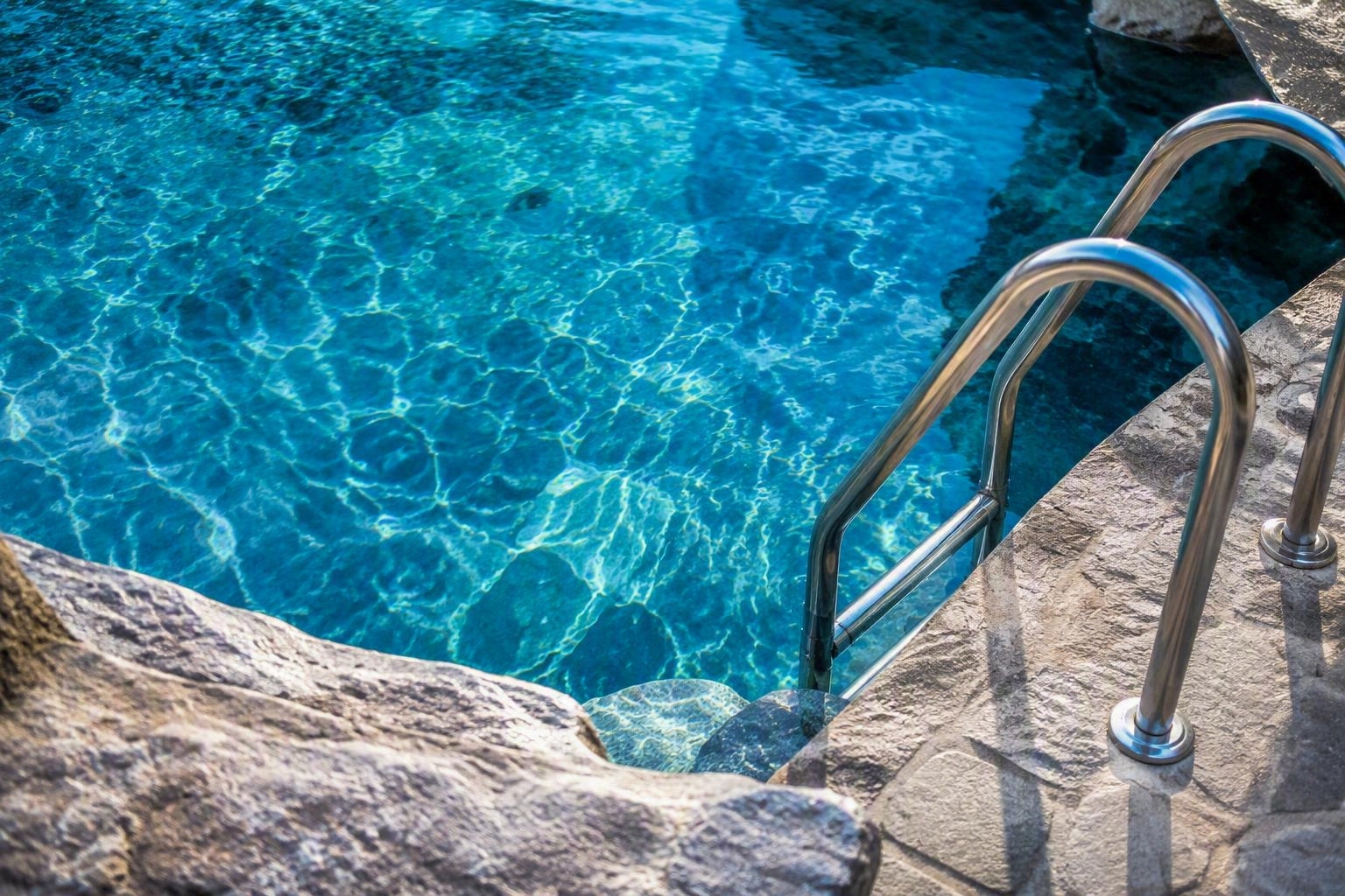Eau cristalline de piscine
